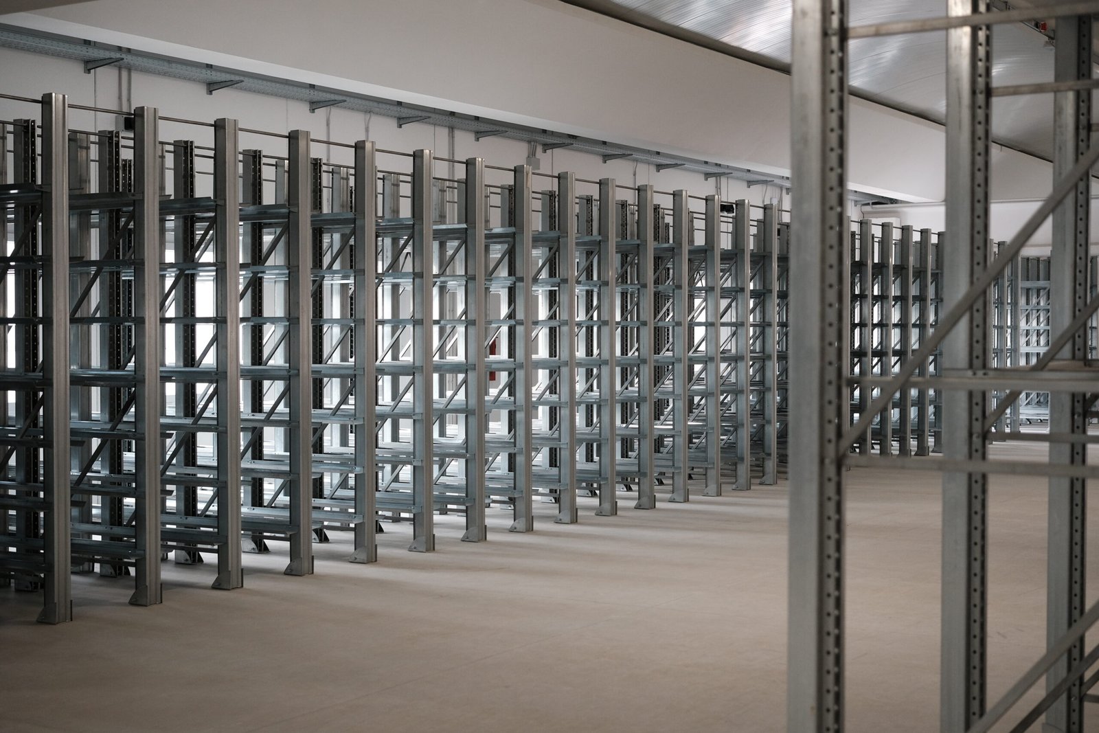 Strutture metalliche in un ambiente di magazzino