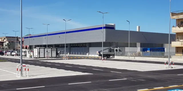 Facciata di un edificio commerciale del settore alimentare
