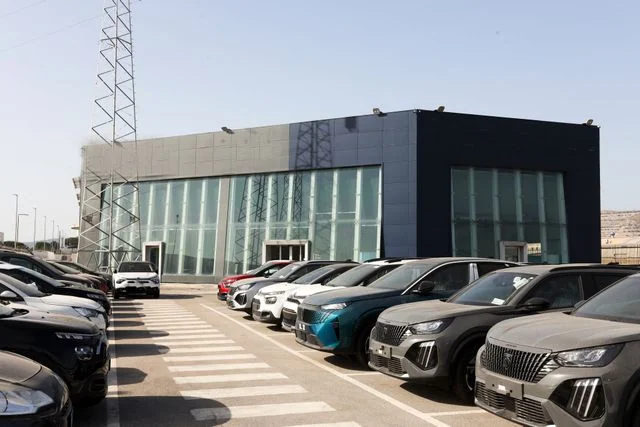 Struttura e facciata di una sede del settore automobilistico