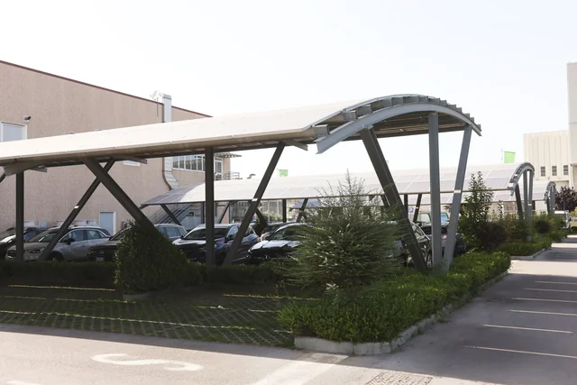 Pensilina con struttura metallica destinata a un impianto fotovoltaico