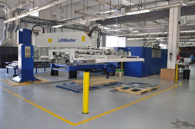 Impianto di taglio laser in un ambiente di produzione industriale